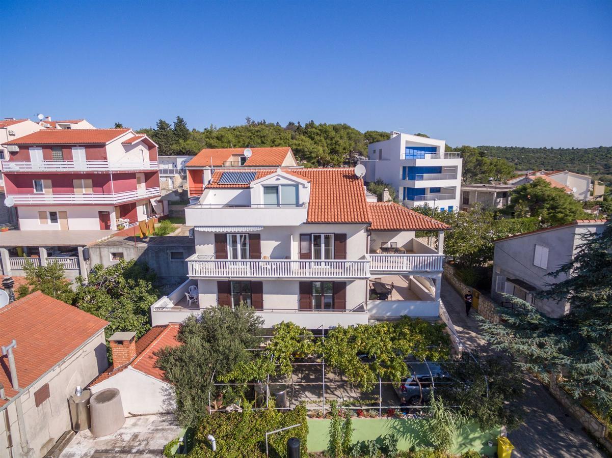 Apartments Snjezana Tisno Exterior foto